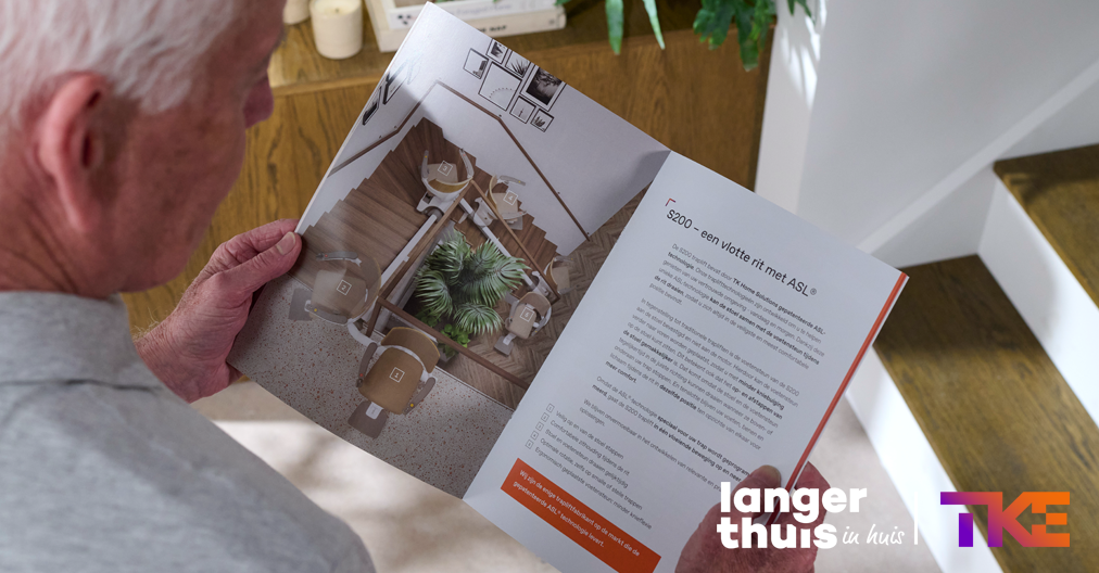 Man leest boek over trapliften om vragen te beantwoorden